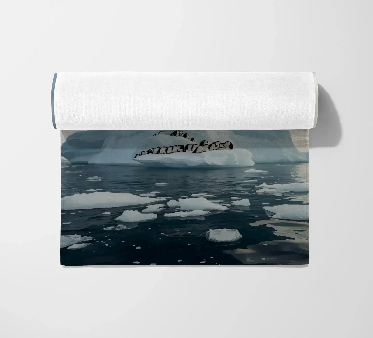 Pinguini su un iceberg in acque fredde telo mare da DesignDoodle