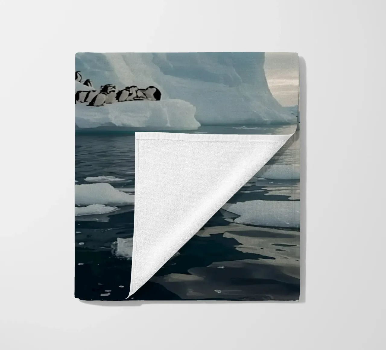 Pinguini su un iceberg in acque fredde telo mare da DesignDoodle