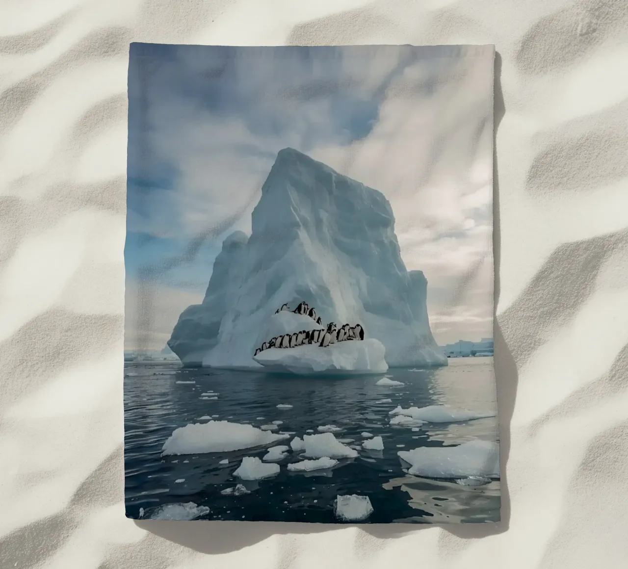 Pinguini su un iceberg in acque fredde telo mare da DesignDoodle