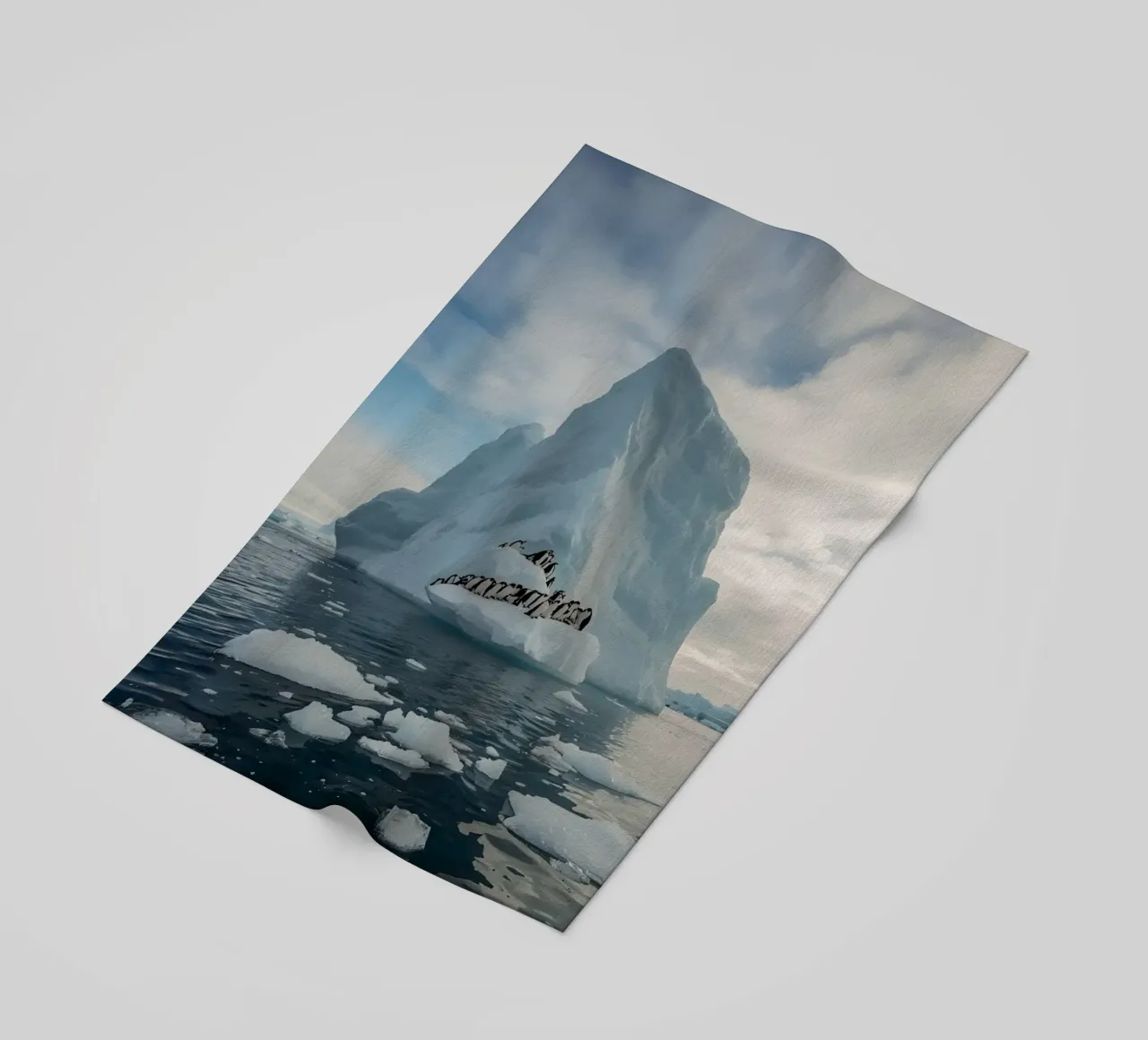 Pinguini su un iceberg in acque fredde telo mare da DesignDoodle