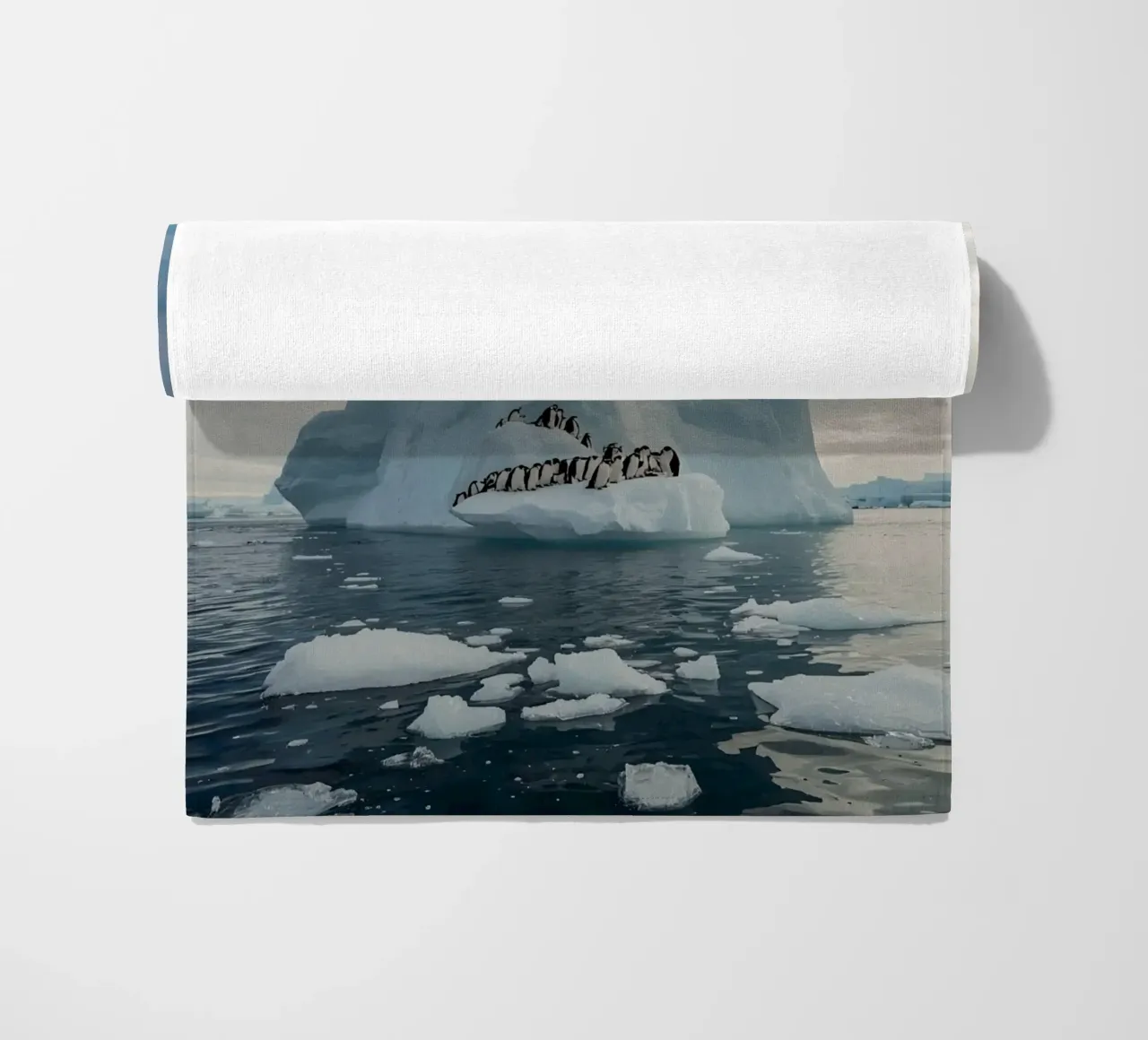 Pinguini su un iceberg in acque fredde telo mare da DesignDoodle