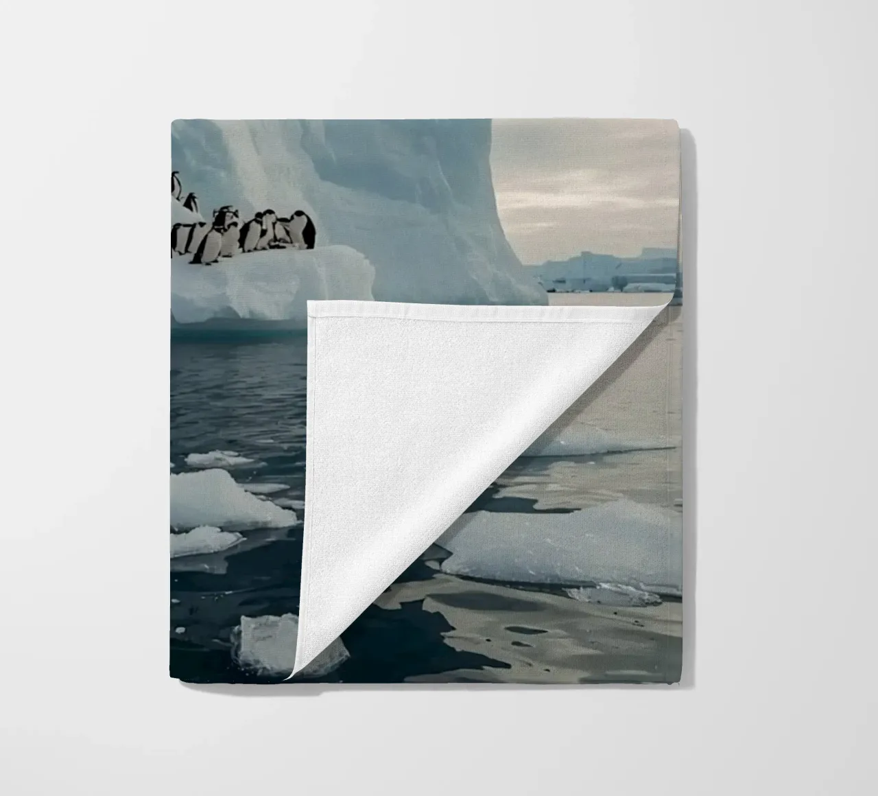 Pinguini su un iceberg in acque fredde telo mare da DesignDoodle