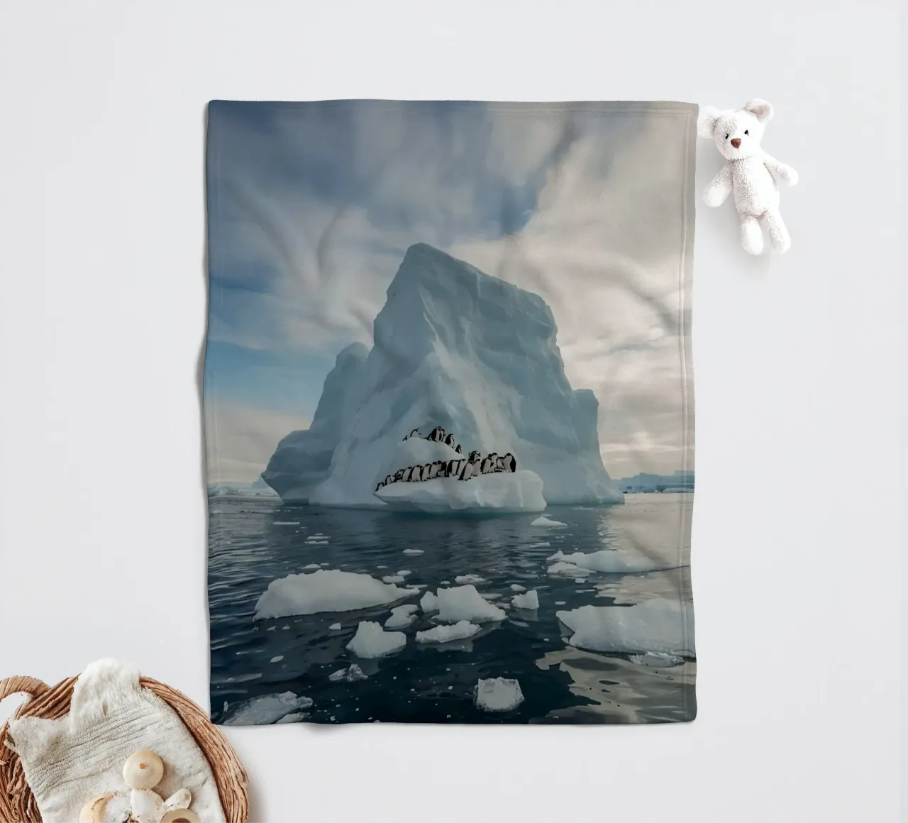Pinguini su un iceberg in acque fredde coperta in pile da DesignDoodle