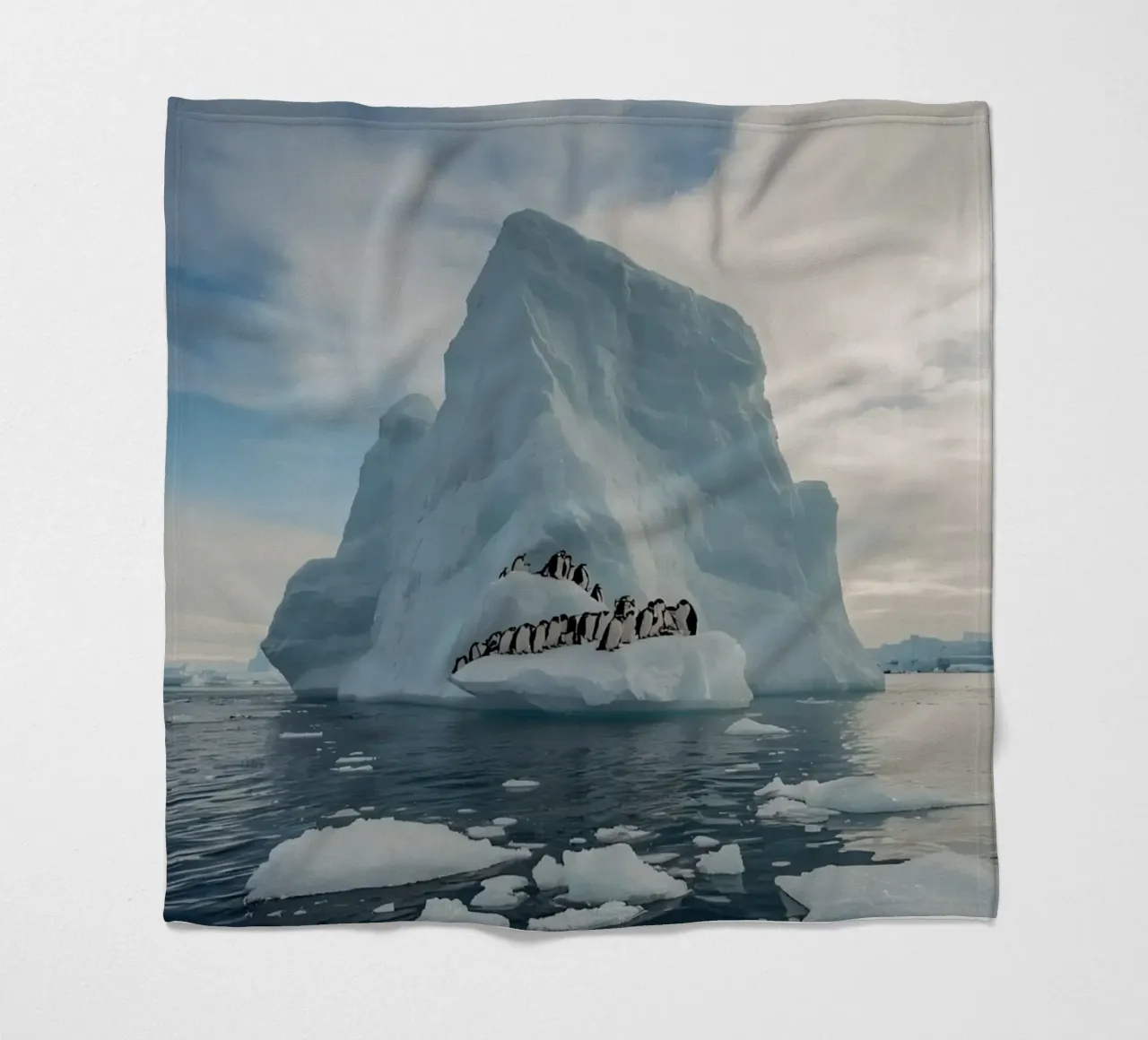 Pinguini su un iceberg in acque fredde coperta in pile da DesignDoodle