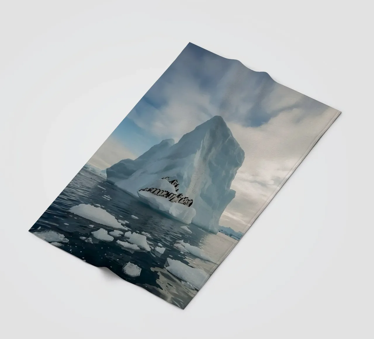 Pinguini su un iceberg in acque fredde coperta in pile da DesignDoodle