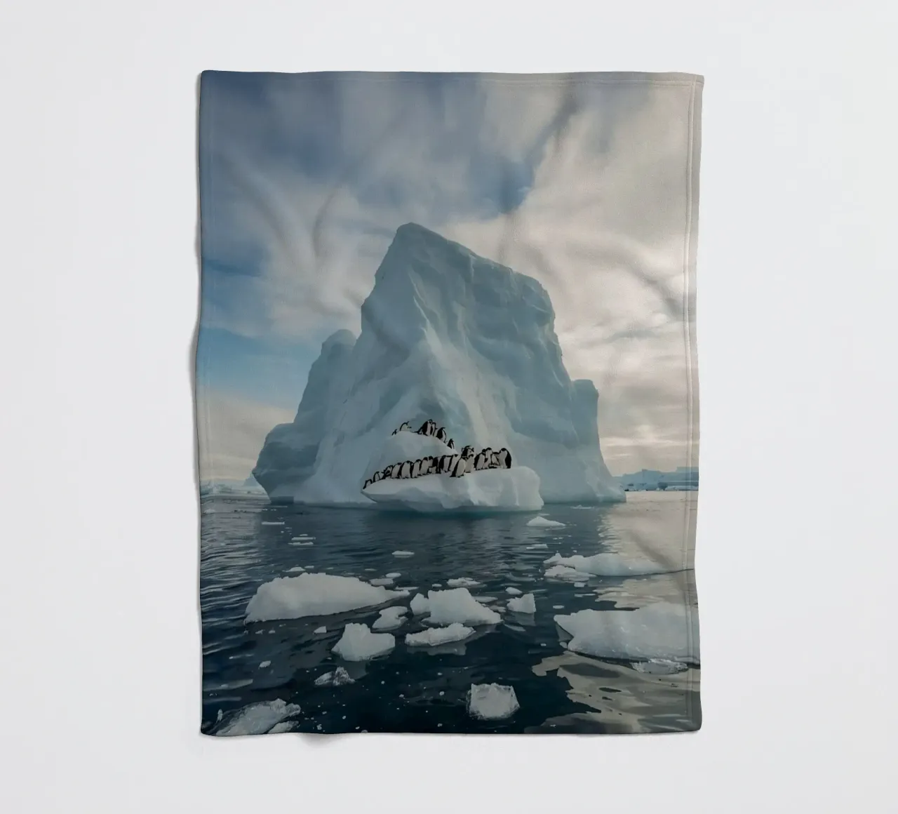 Pinguini su un iceberg in acque fredde coperta in pile da DesignDoodle
