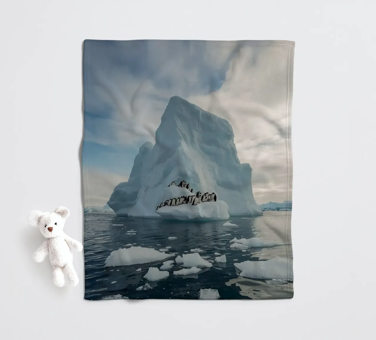Pinguini su un iceberg in acque fredde coperta in pile da DesignDoodle