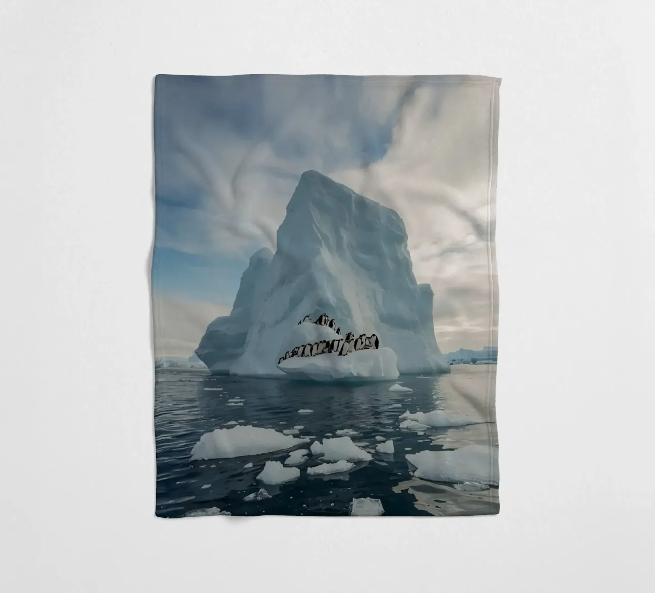 Pinguini su un iceberg in acque fredde coperta in pile da DesignDoodle