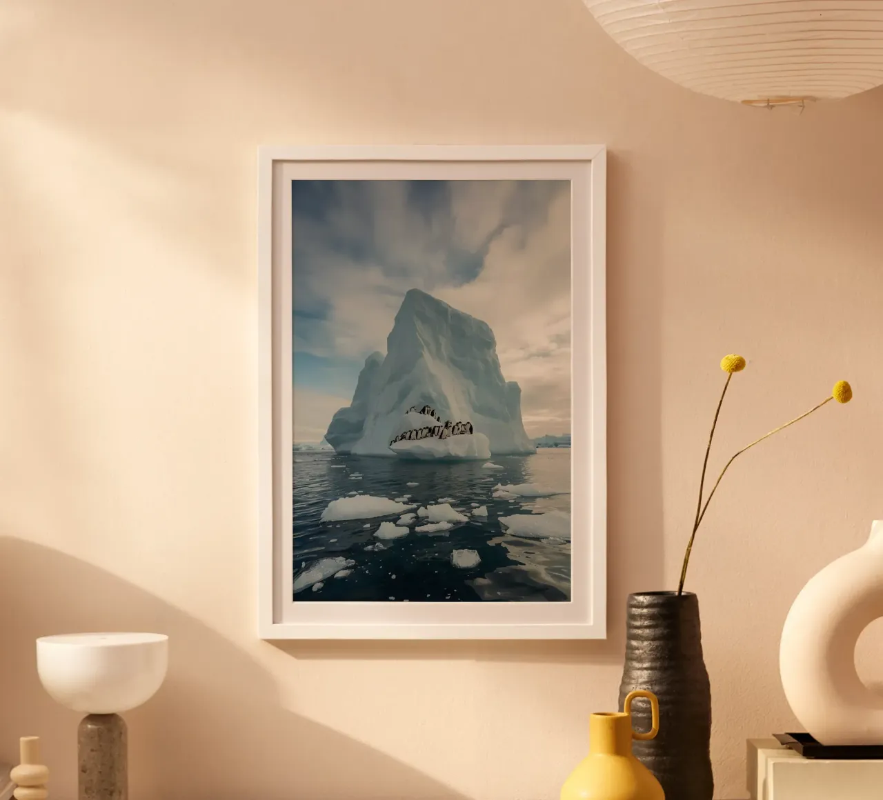 Pinguini su un iceberg in acque fredde poster da DesignDoodle