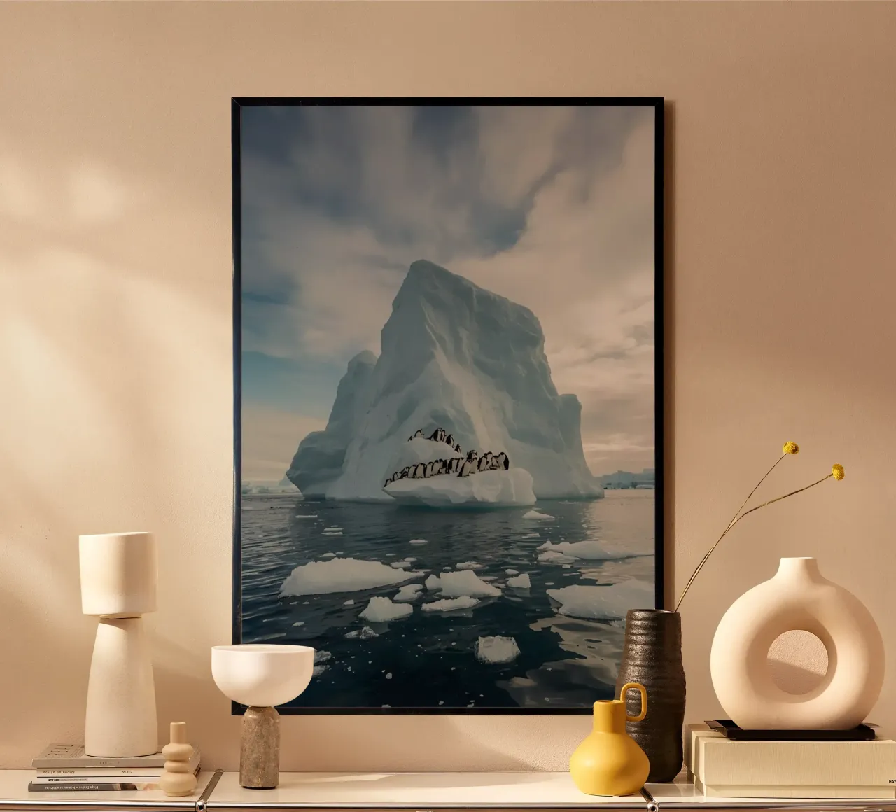 Pinguini su un iceberg in acque fredde poster da DesignDoodle