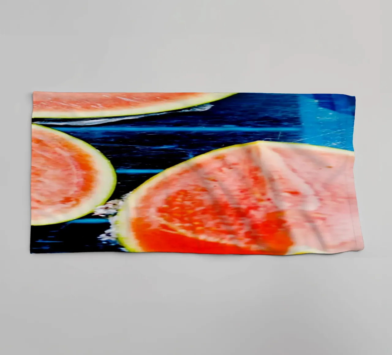 Wassermelonen in Languedoc-Roussillon (Frankreich) Handtuch von Simon Koy