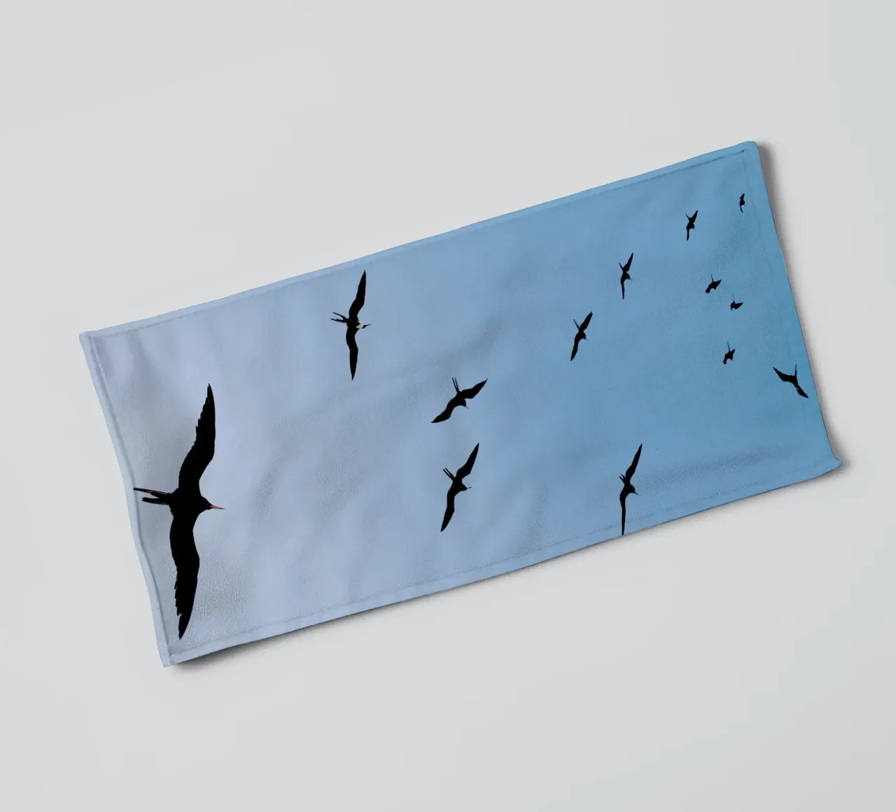 Zeemeeuwen in Peru (Al Nuro) badhanddoek van fotokunst