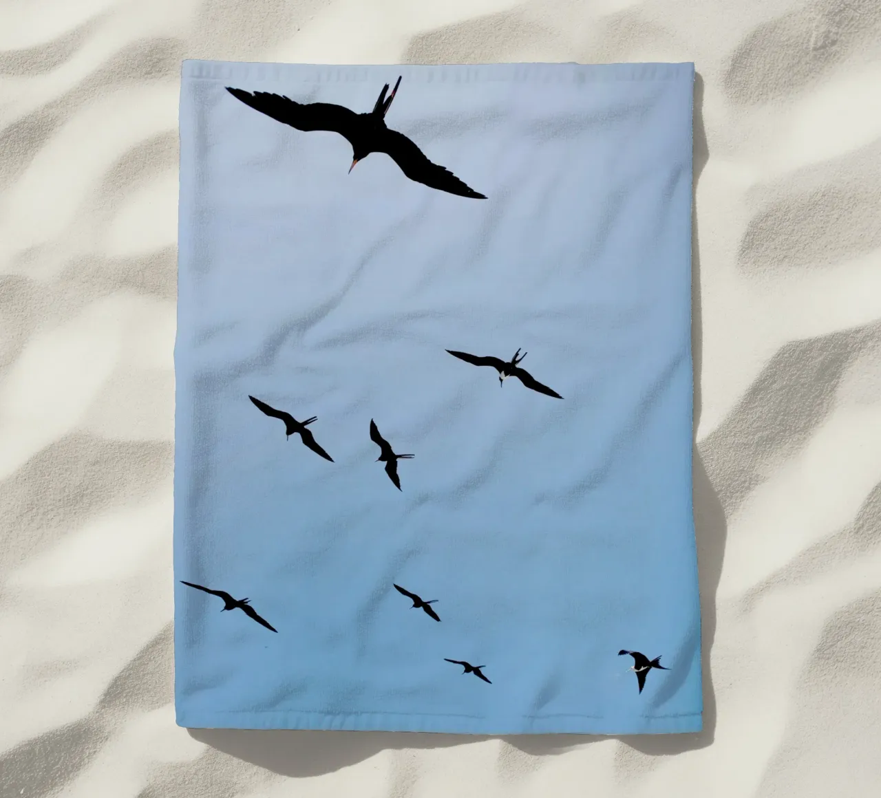 Zeemeeuwen in Peru (Al Nuro) strandhanddoek van Simon Koy