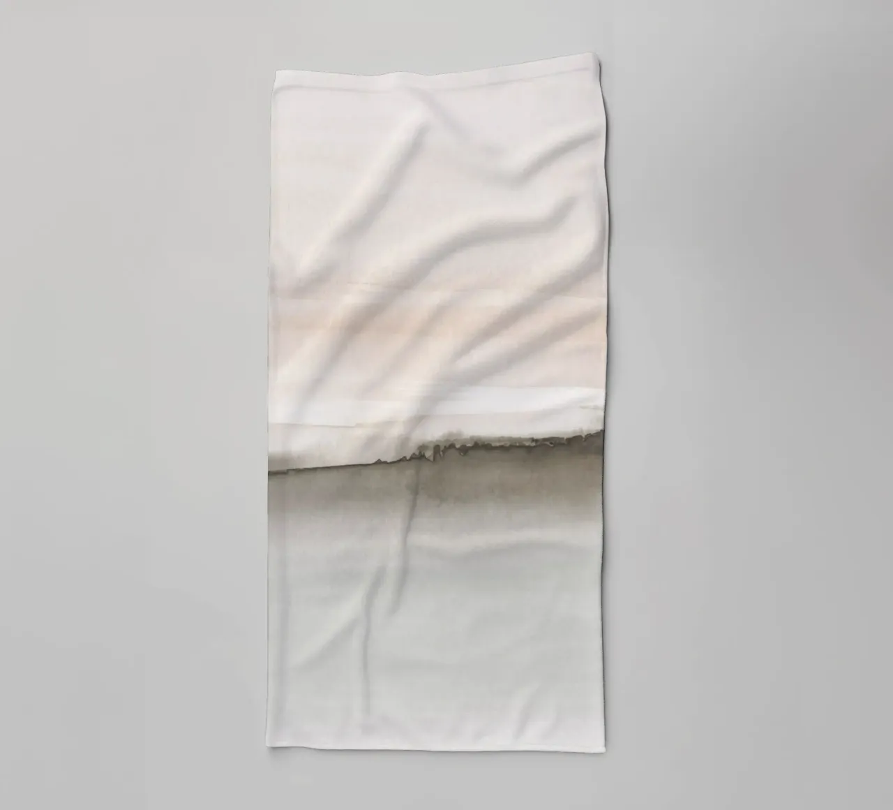 Minimalistisch landschap in zachte aardetinten badhanddoek van NouveauPrints