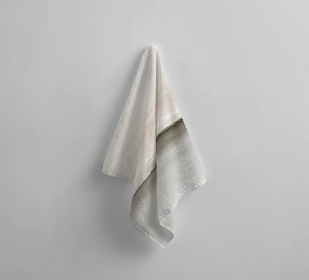 Minimalistisch landschap in zachte aardetinten badhanddoek van NouveauPrints