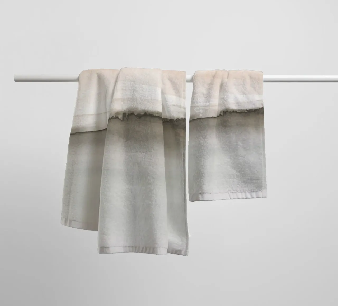 Minimalistisch landschap in zachte aardetinten badhanddoek van NouveauPrints