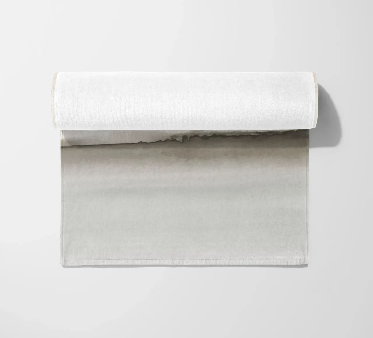Minimalistisch landschap in zachte aardetinten strandhanddoek van NouveauPrints