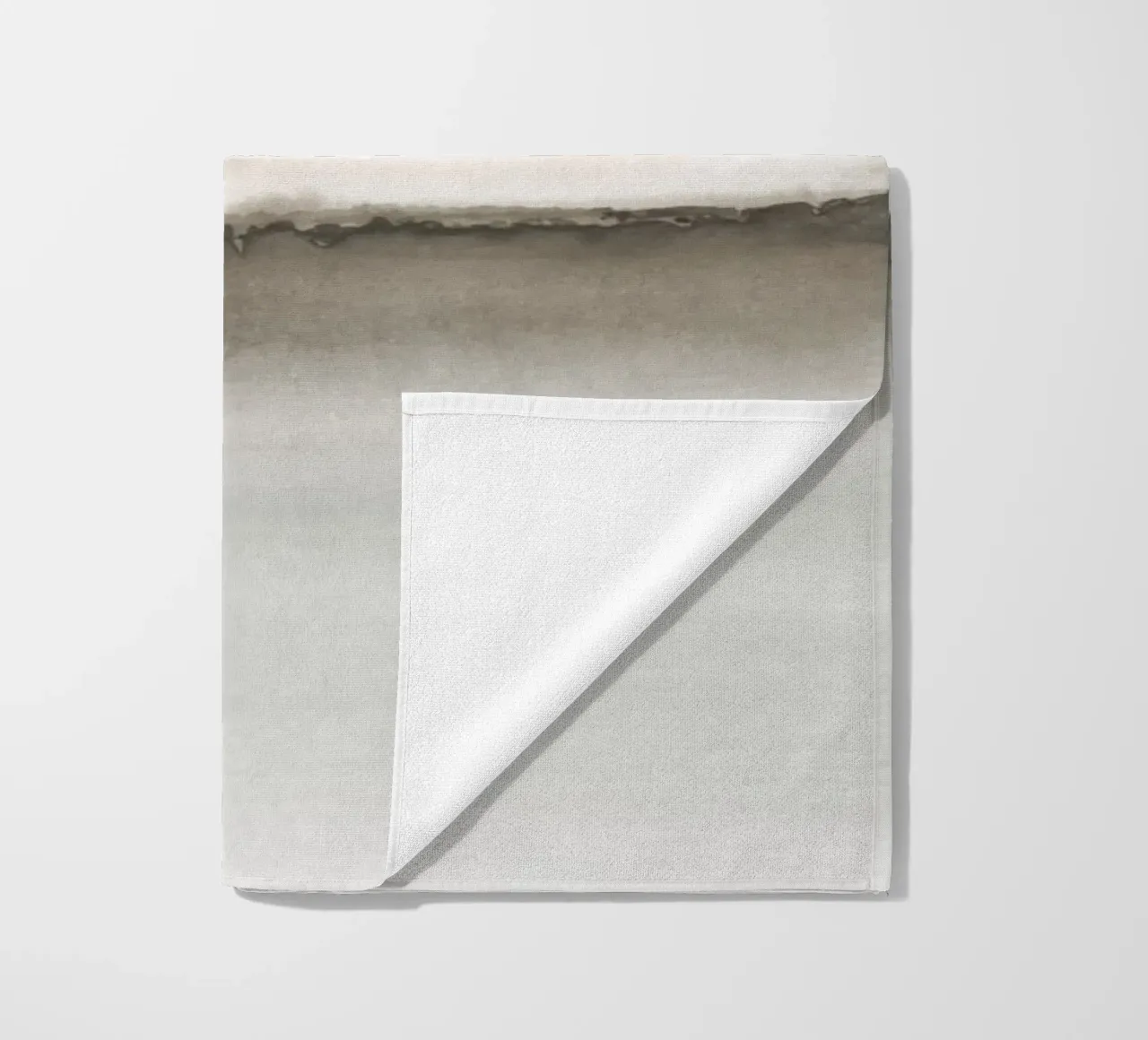 Minimalistisch landschap in zachte aardetinten strandhanddoek van NouveauPrints