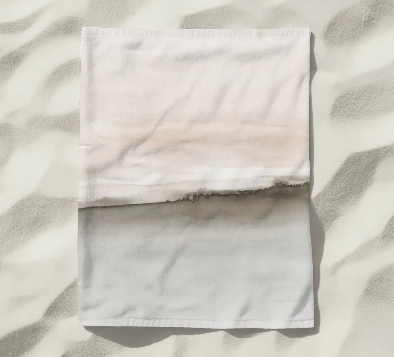 Minimalistisch landschap in zachte aardetinten strandhanddoek van NouveauPrints