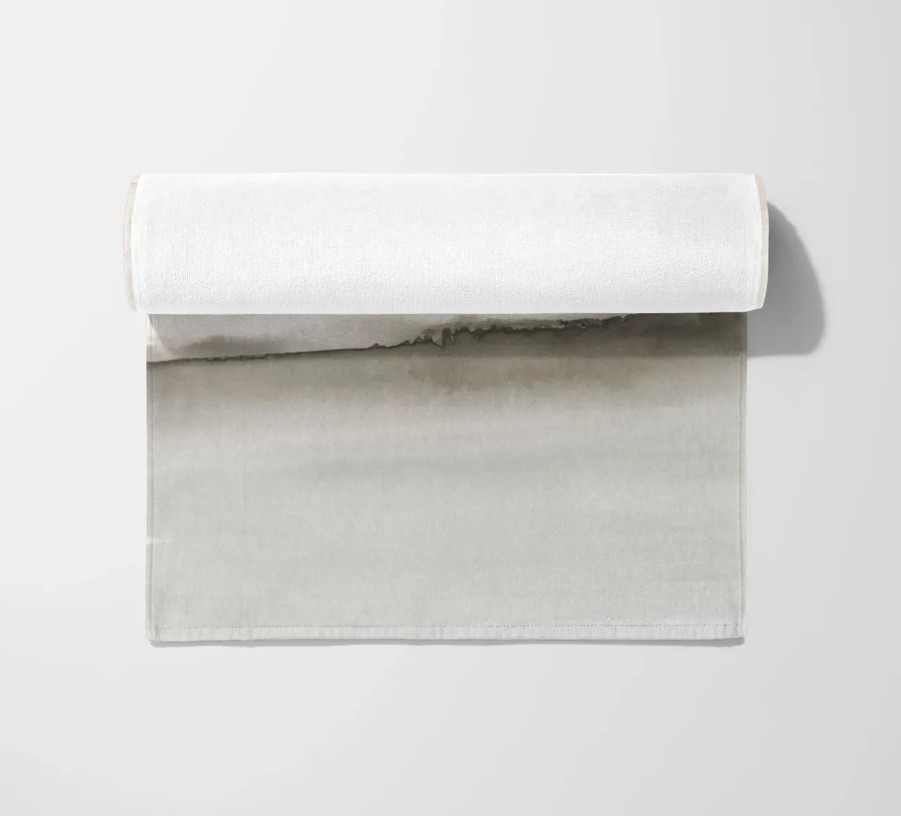 Minimalistisch landschap in zachte aardetinten strandhanddoek van NouveauPrints