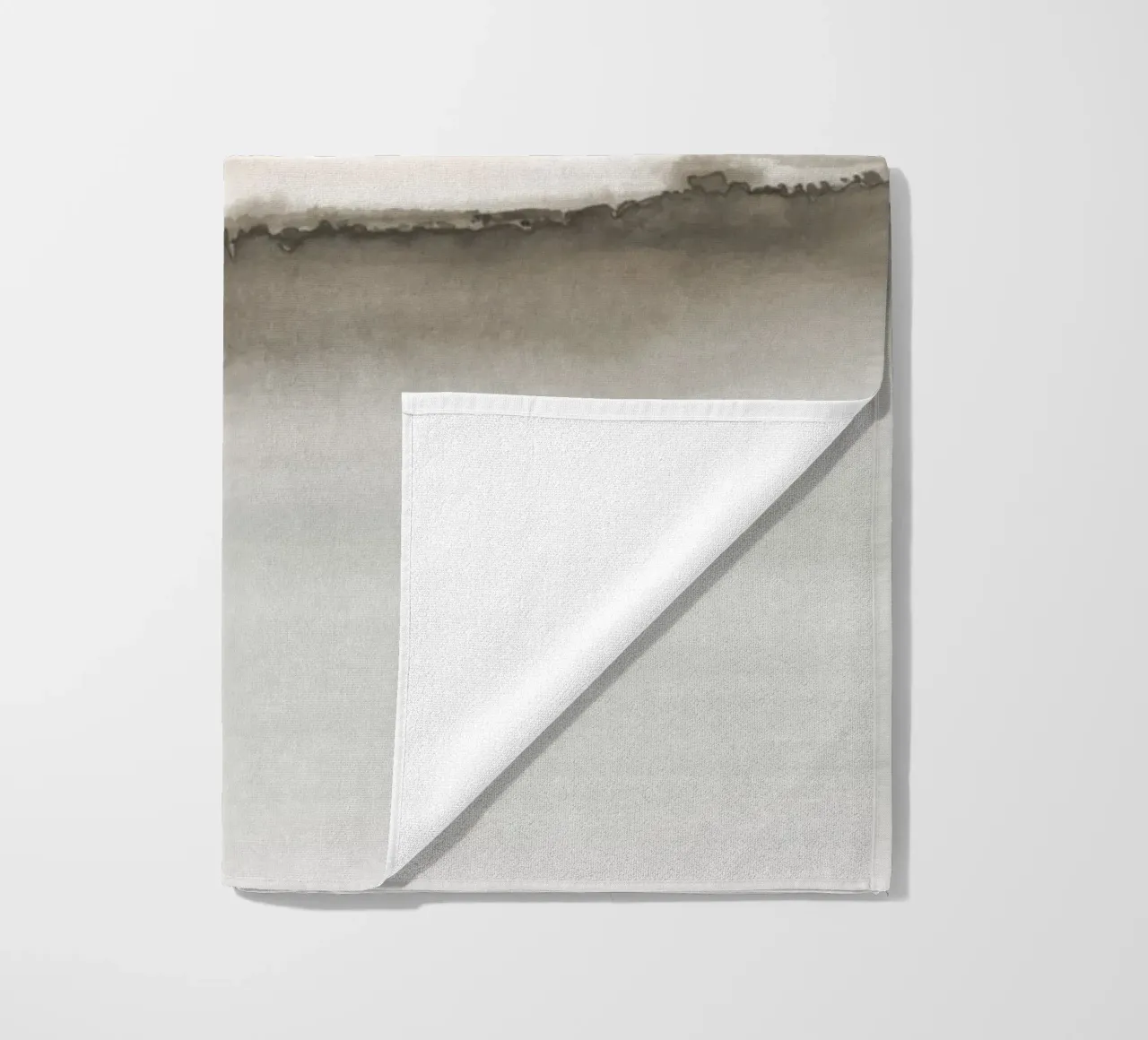 Minimalistisch landschap in zachte aardetinten strandhanddoek van NouveauPrints