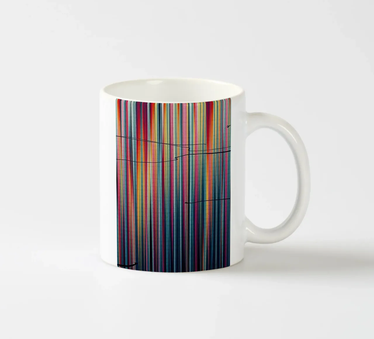 Spettro vibrante: Un'arte moderna astratta a linee verticali tazza in ceramica da Artistic-shop