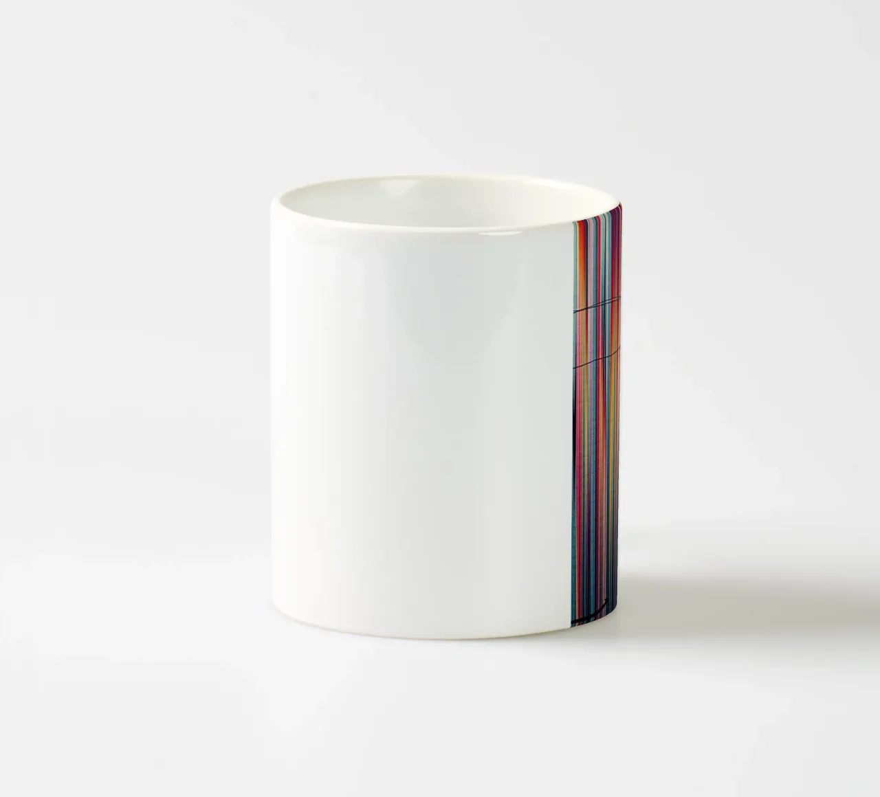 Spettro vibrante: Un'arte moderna astratta a linee verticali tazza in ceramica da Artistic-shop