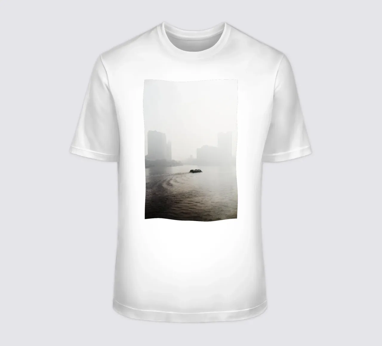 Battello sul Nilo al Cairo (Egitto) t-shirt da Simon Koy