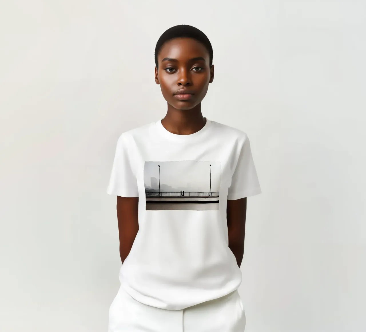 Coppia sul ponte del Cairo (Egitto) t-shirt da Simon Koy