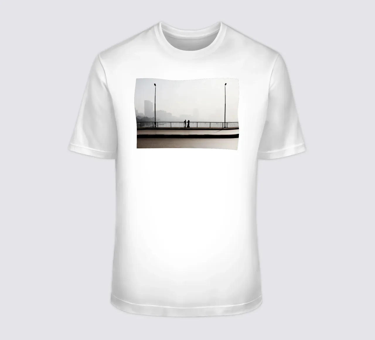 Coppia sul ponte del Cairo (Egitto) t-shirt da Simon Koy