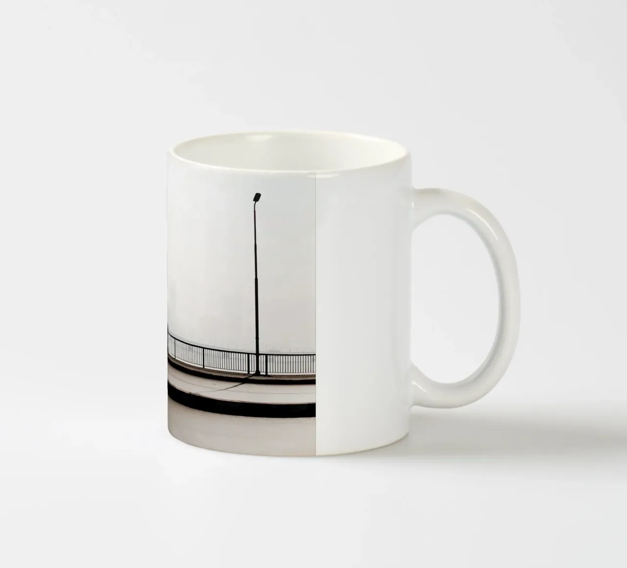 Coppia sul ponte del Cairo (Egitto) tazza in ceramica da Simon Koy