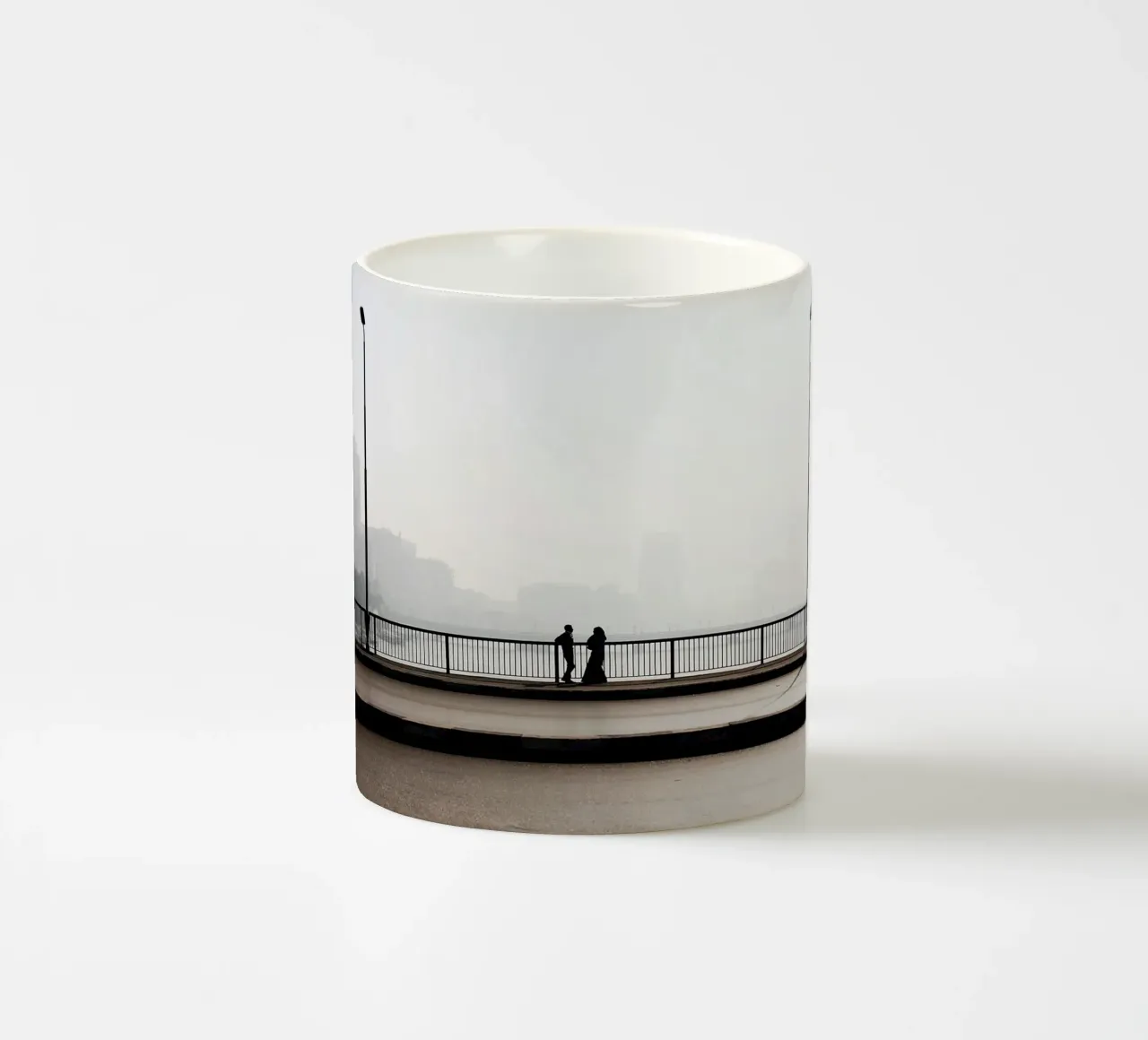 Coppia sul ponte del Cairo (Egitto) tazza in ceramica da Simon Koy