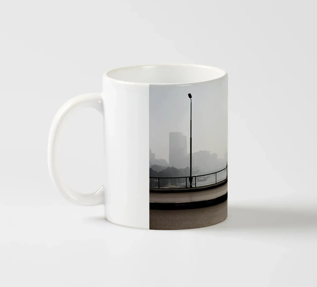 Coppia sul ponte del Cairo (Egitto) tazza in ceramica da Simon Koy