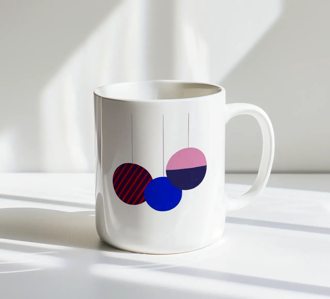 Weihnachtsbaumkugeln Color Block tazza in ceramica da Sophie Augustin Illustration