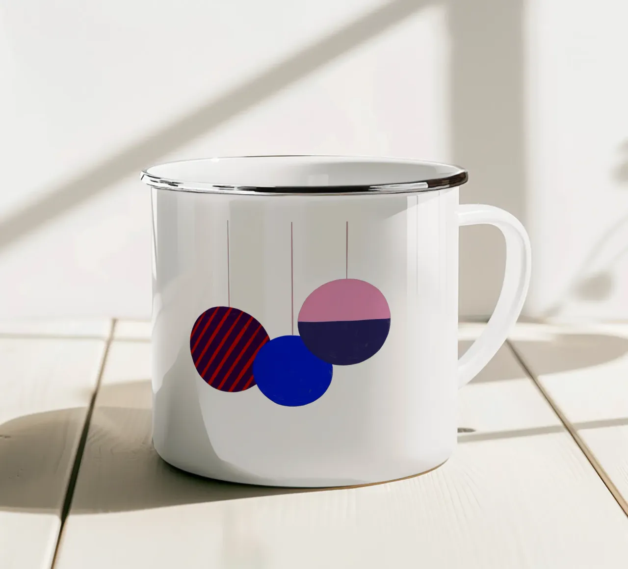 Weihnachtsbaumkugeln Color Block tazza in smalto da Sophie Augustin Illustration