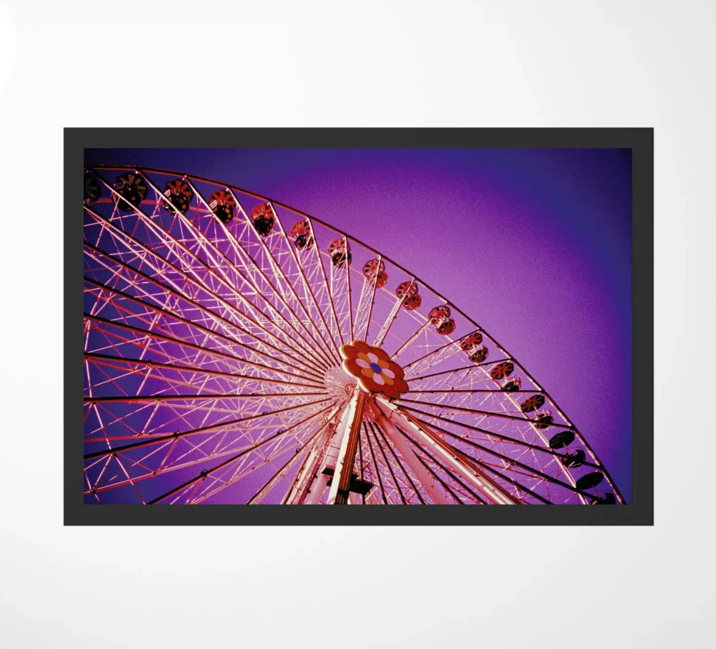 Ferris Fußmatte von BLAEK Design Studio