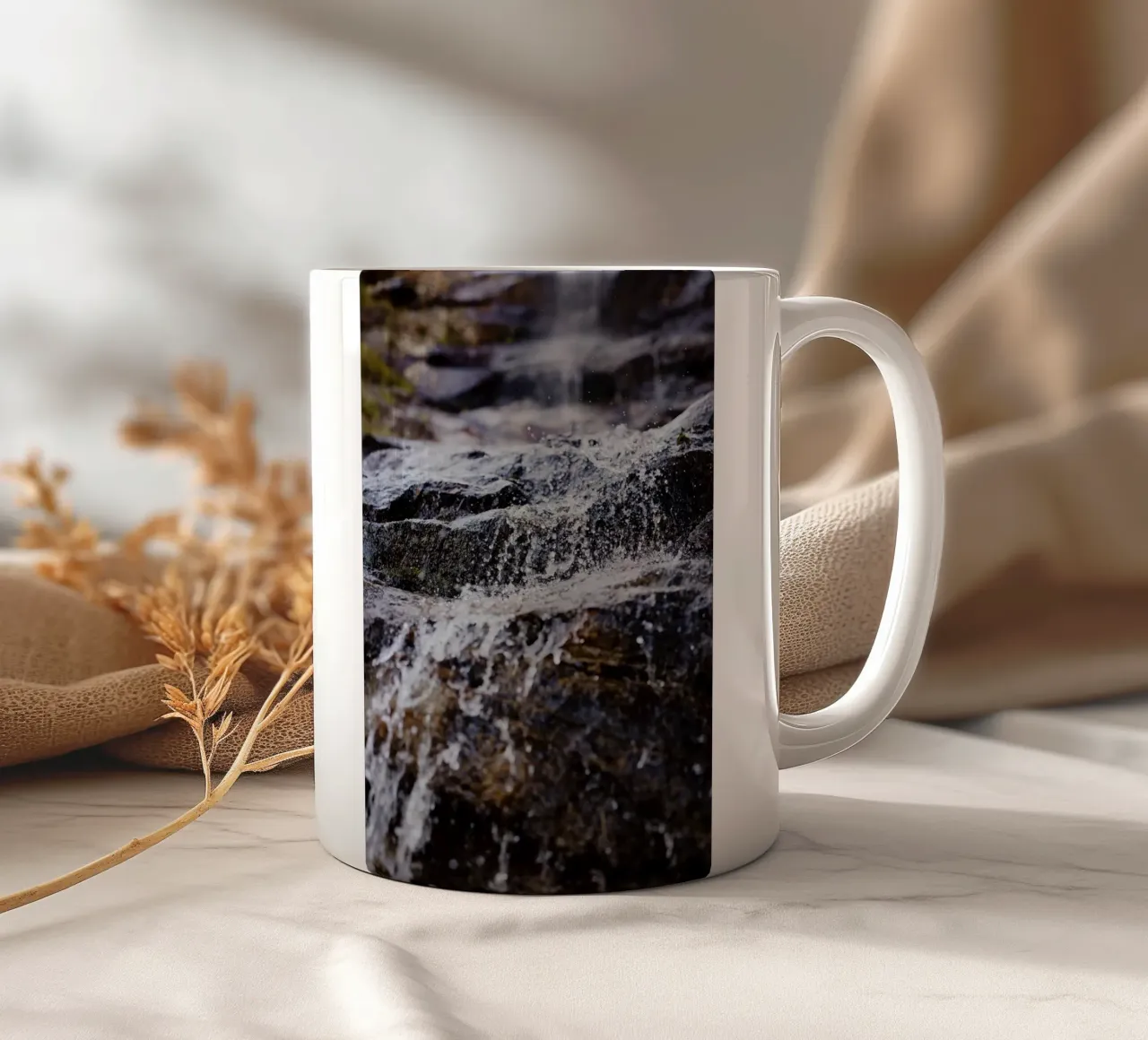 Cascata a Triol (Austria) tazza in ceramica da Simon Koy