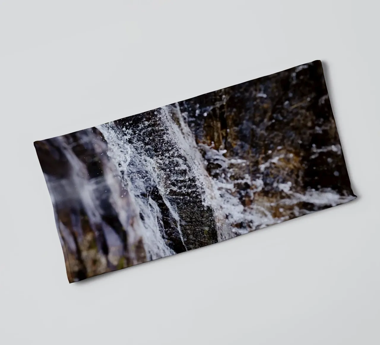 Wasserfall in Triol (Österreich) Handtuch von fotokunst