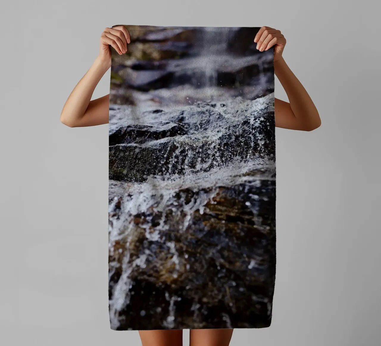 Wasserfall in Triol (Österreich) Handtuch von fotokunst