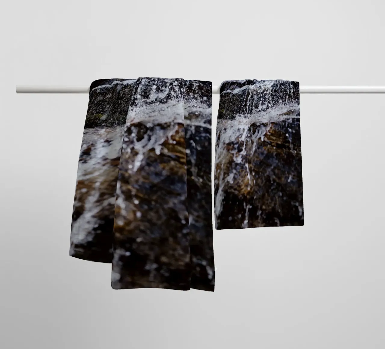 Cascata a Triol (Austria) asciugamano da bagno da Simon Koy
