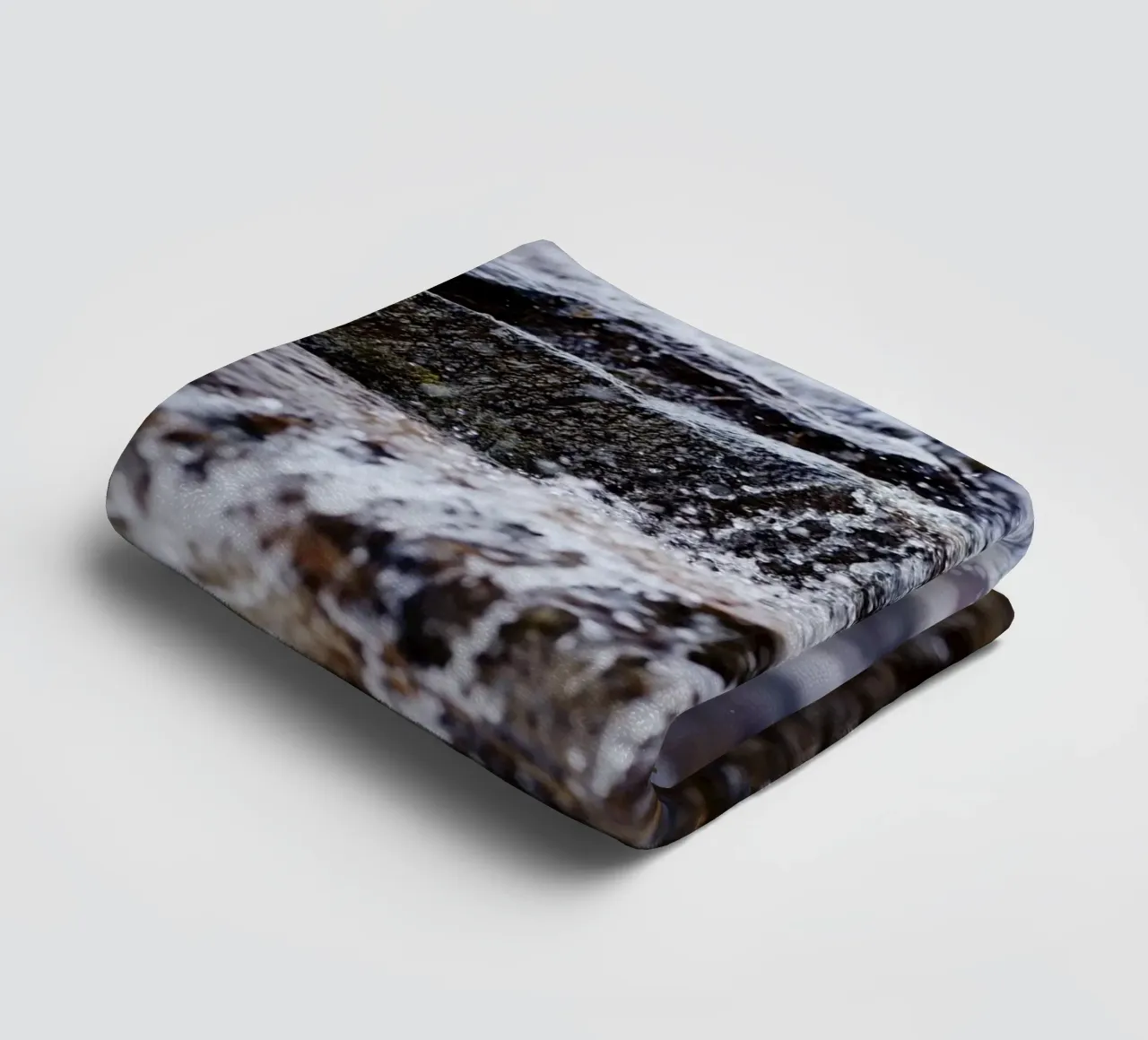 Wasserfall in Triol (Österreich) Handtuch von fotokunst