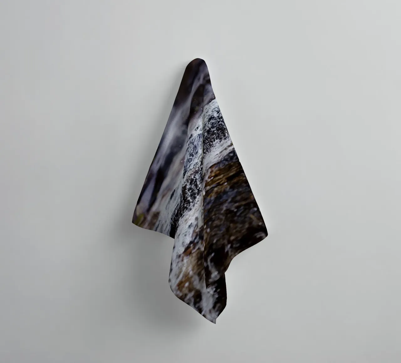 Wasserfall in Triol (Österreich) Handtuch von fotokunst