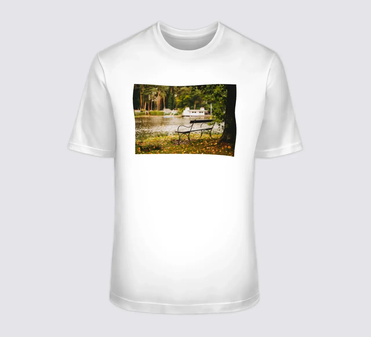 Banc dans un paysage automnal au bord d'un lac de forêt t-shirt de Bold and Retro