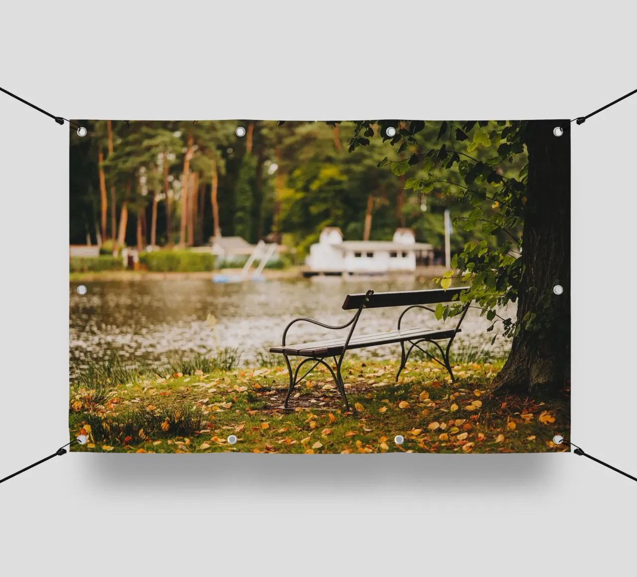 Banc dans un paysage automnal au bord d'un lac de forêt bâche pvc de Bold and Retro