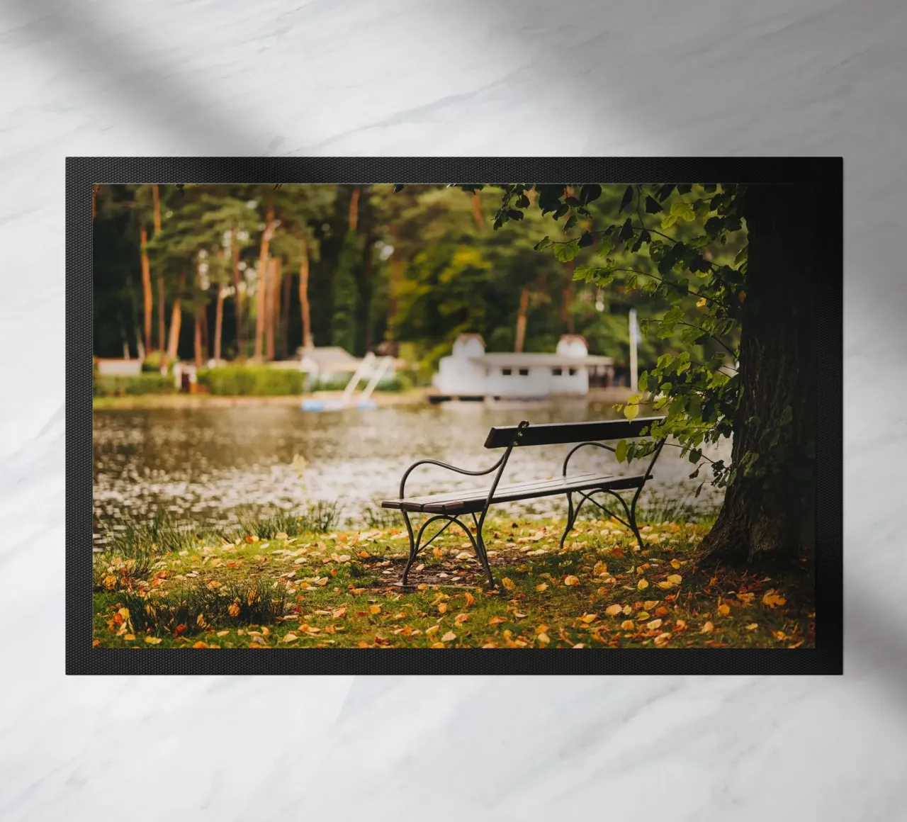 Banc dans un paysage automnal au bord d'un lac de forêt paillasson de Bold and Retro