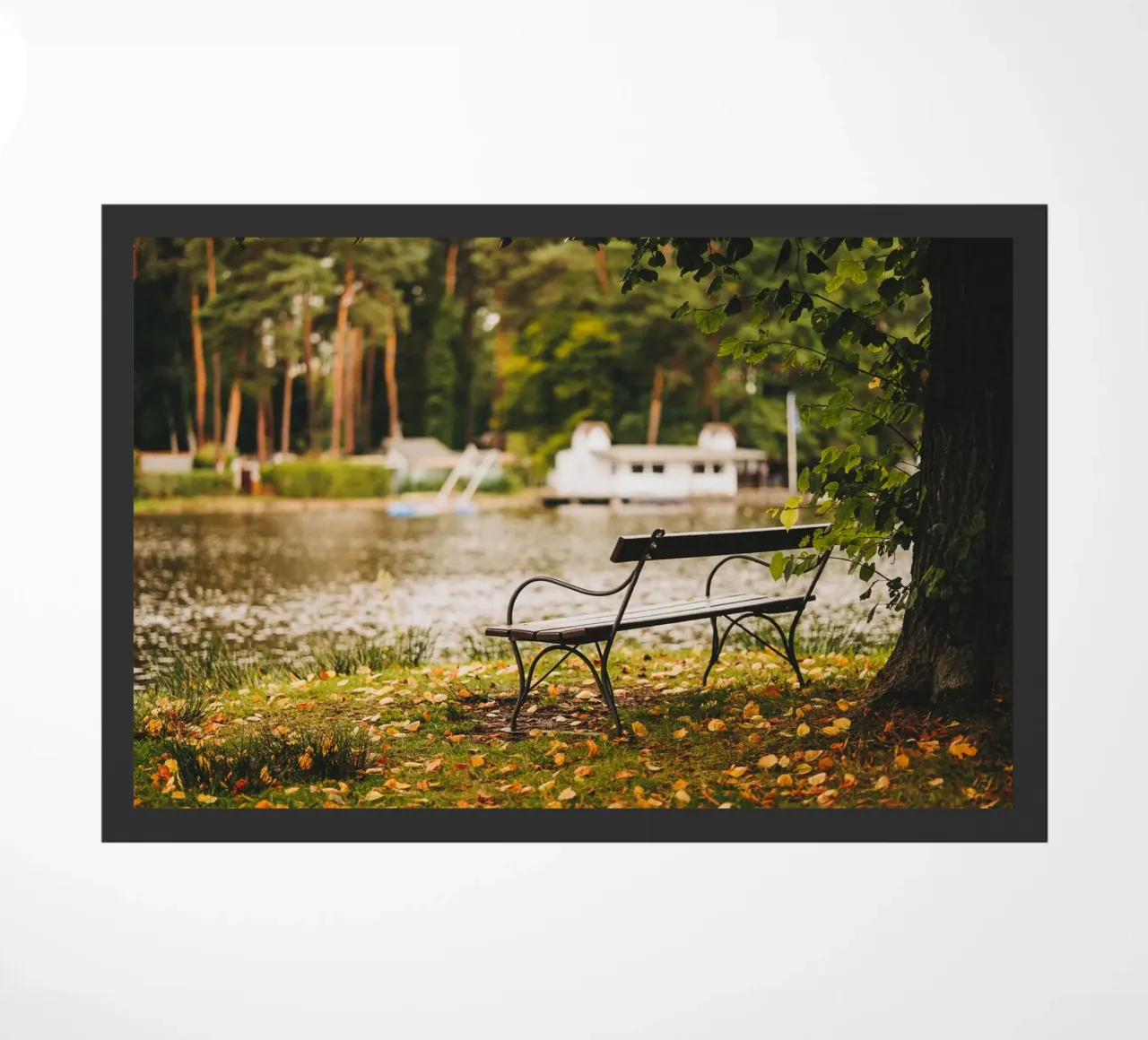 Banc dans un paysage automnal au bord d'un lac de forêt paillasson de Bold and Retro