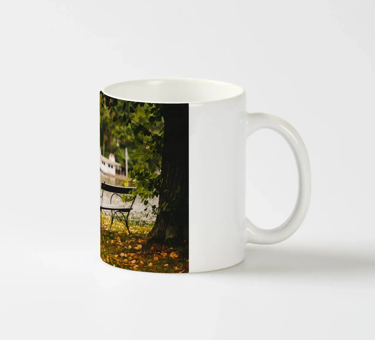 Banc dans un paysage automnal au bord d'un lac de forêt mug en céramique de Bold and Retro