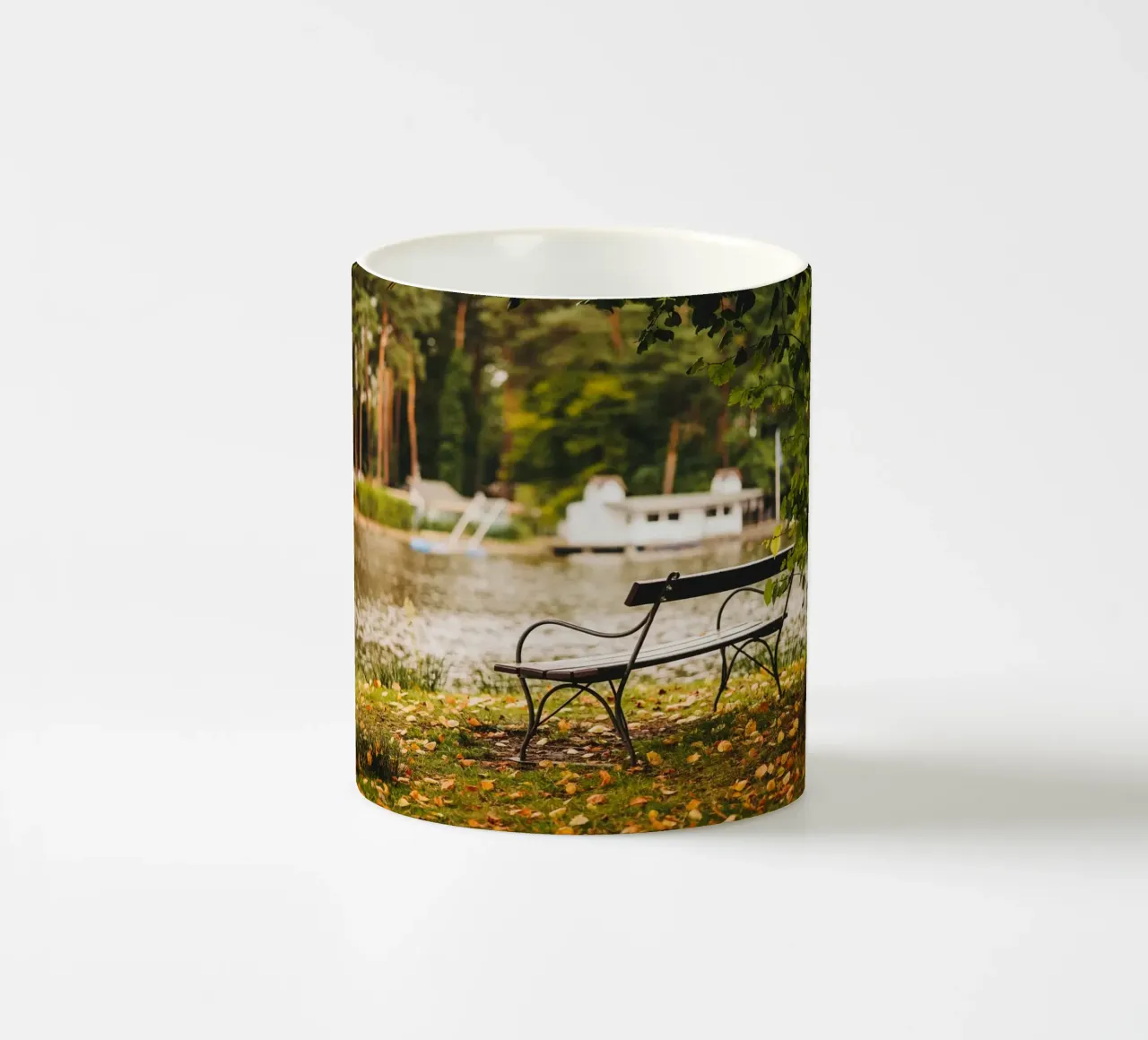 Banc dans un paysage automnal au bord d'un lac de forêt mug en céramique de Bold and Retro