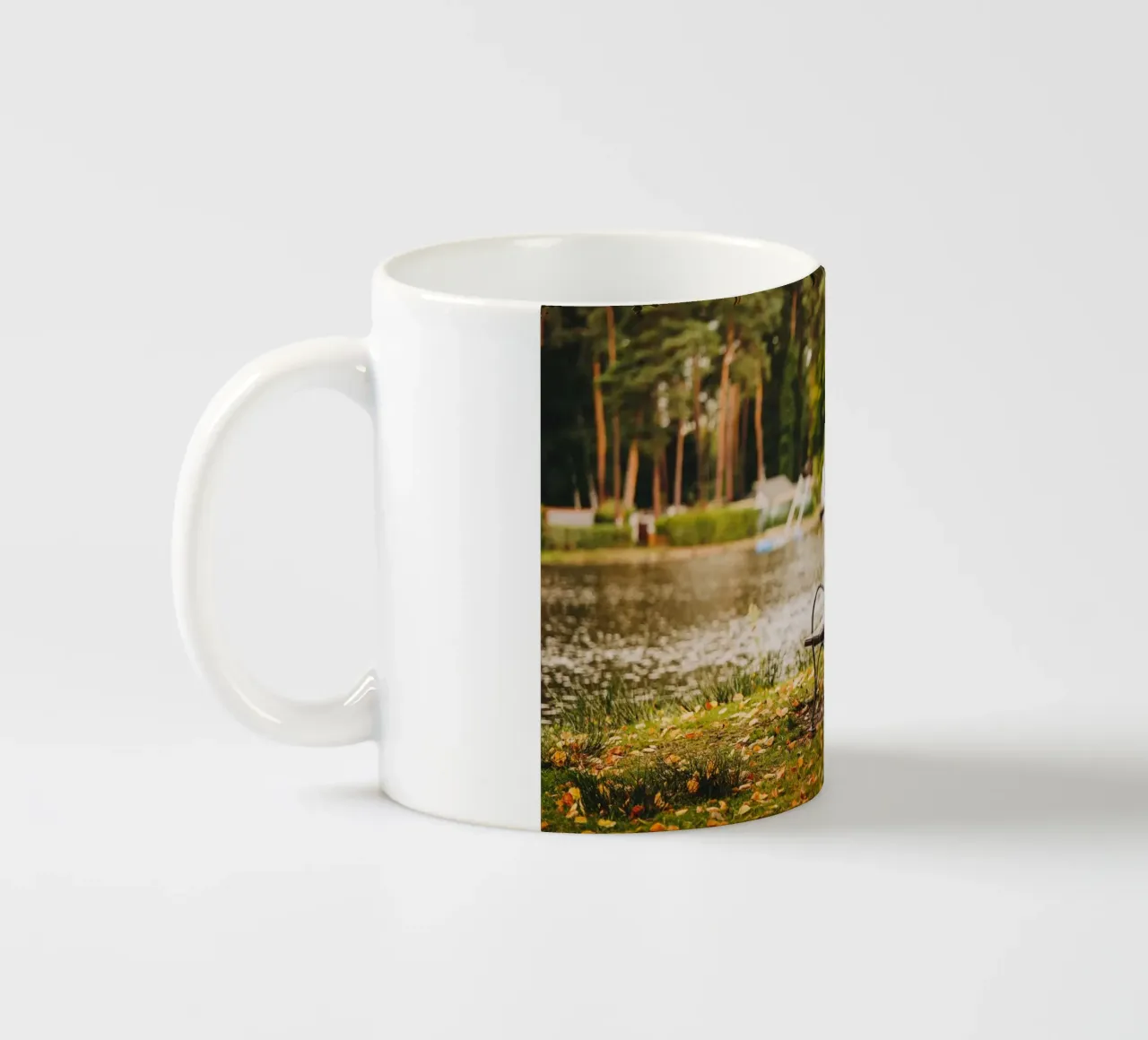 Banc dans un paysage automnal au bord d'un lac de forêt mug en céramique de Bold and Retro