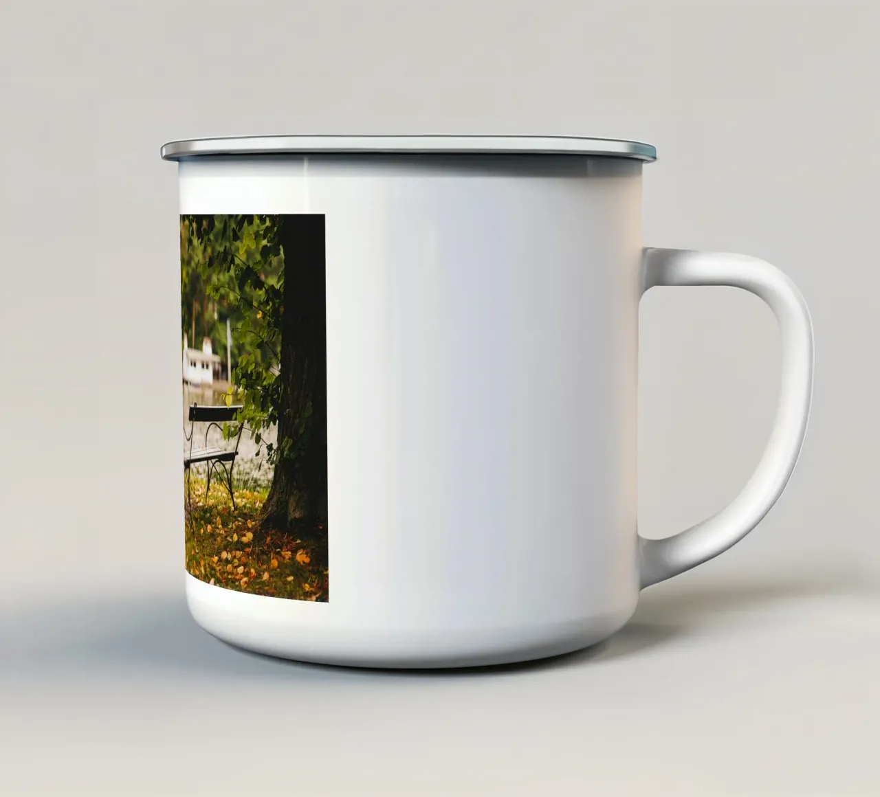 Banc dans un paysage automnal au bord d'un lac de forêt mug en émail de Bold and Retro